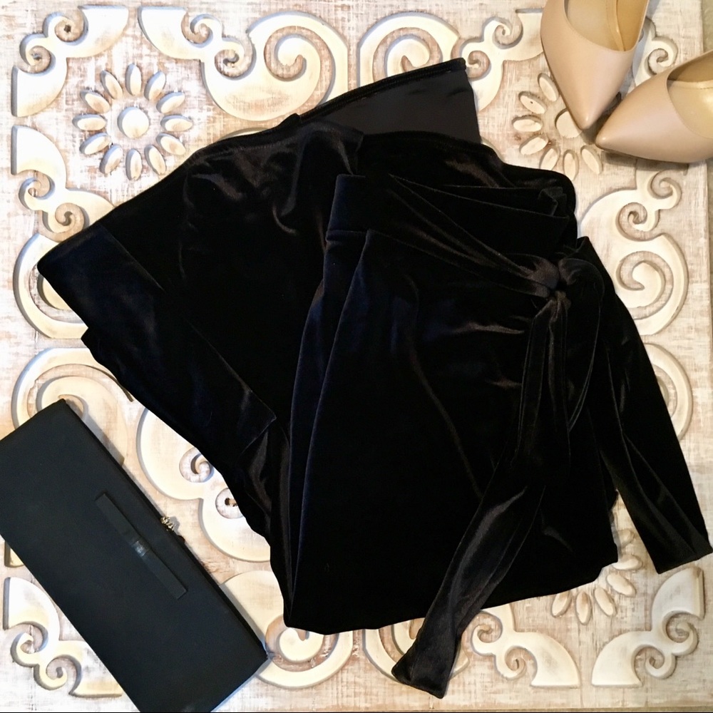 NWOT GAP PULL ON BLACK VELVET WRAP SKIRT